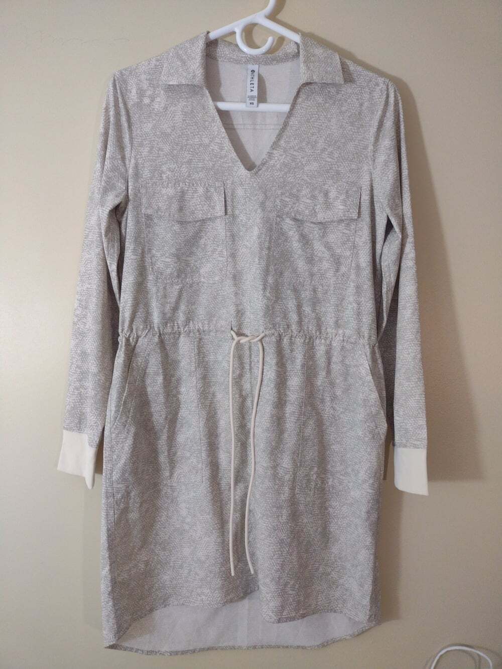 Athleta Shirt Dress Womens XS Zuma Printed V Neck Viper Gray Belted Stretch